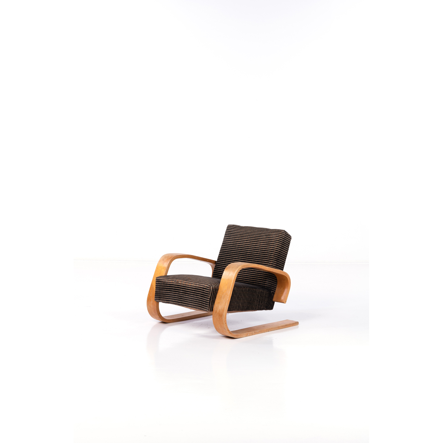 Lot 201- Alvar Aalto (1898-1976) Modèle Tank, Fauteuil