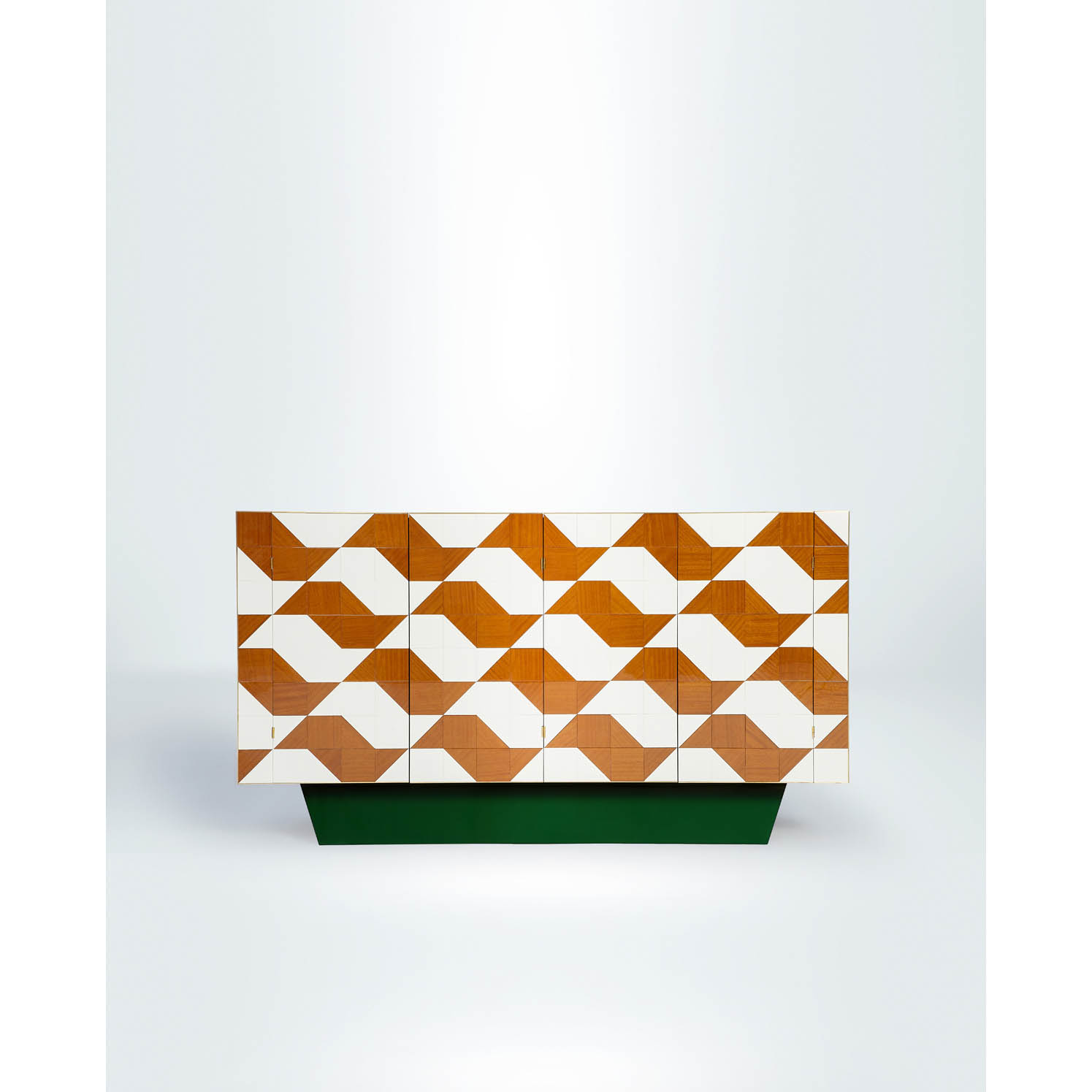 Oitoemponto (fondé en 1993) Burle - N°1/8 Estimation : 20000 / 30000 € Oitoemponto (fondé en 1993)  Burle - N°1/8  Cabinet  Iroko, bronze, laque et verre  Date de création: 2013  H 129×L 234×P 53 cm