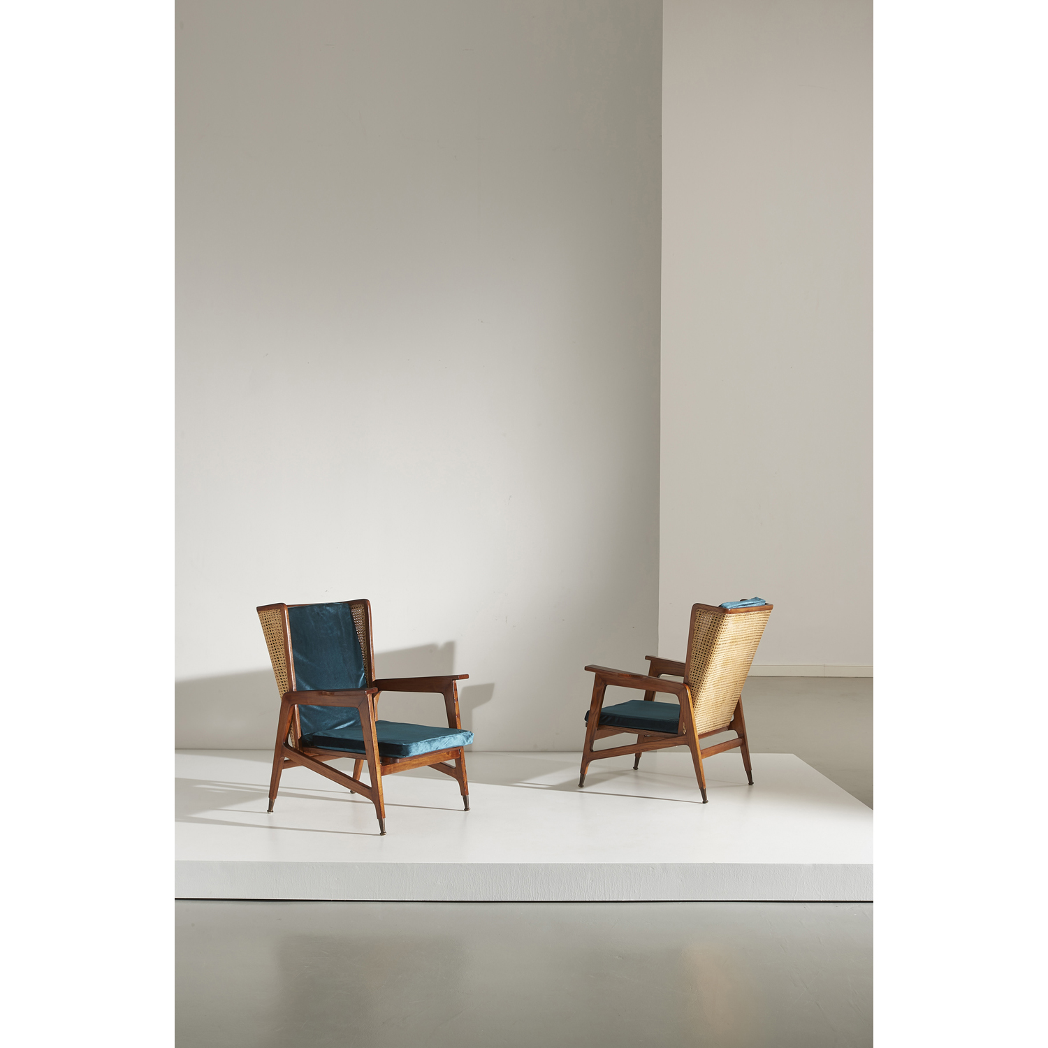 Gio Ponti & Angelo Crippa (XXe) Paire de fauteuils Fr&ecirc;ne, laiton et paille de Vienne &Eacute;dition 'Officine Allestimento e Riparazioni Navi', G&egrave;nes Mod&egrave;le cr&eacute;&eacute; vers 1952 H 92&times;L 74&times;P 74 cm