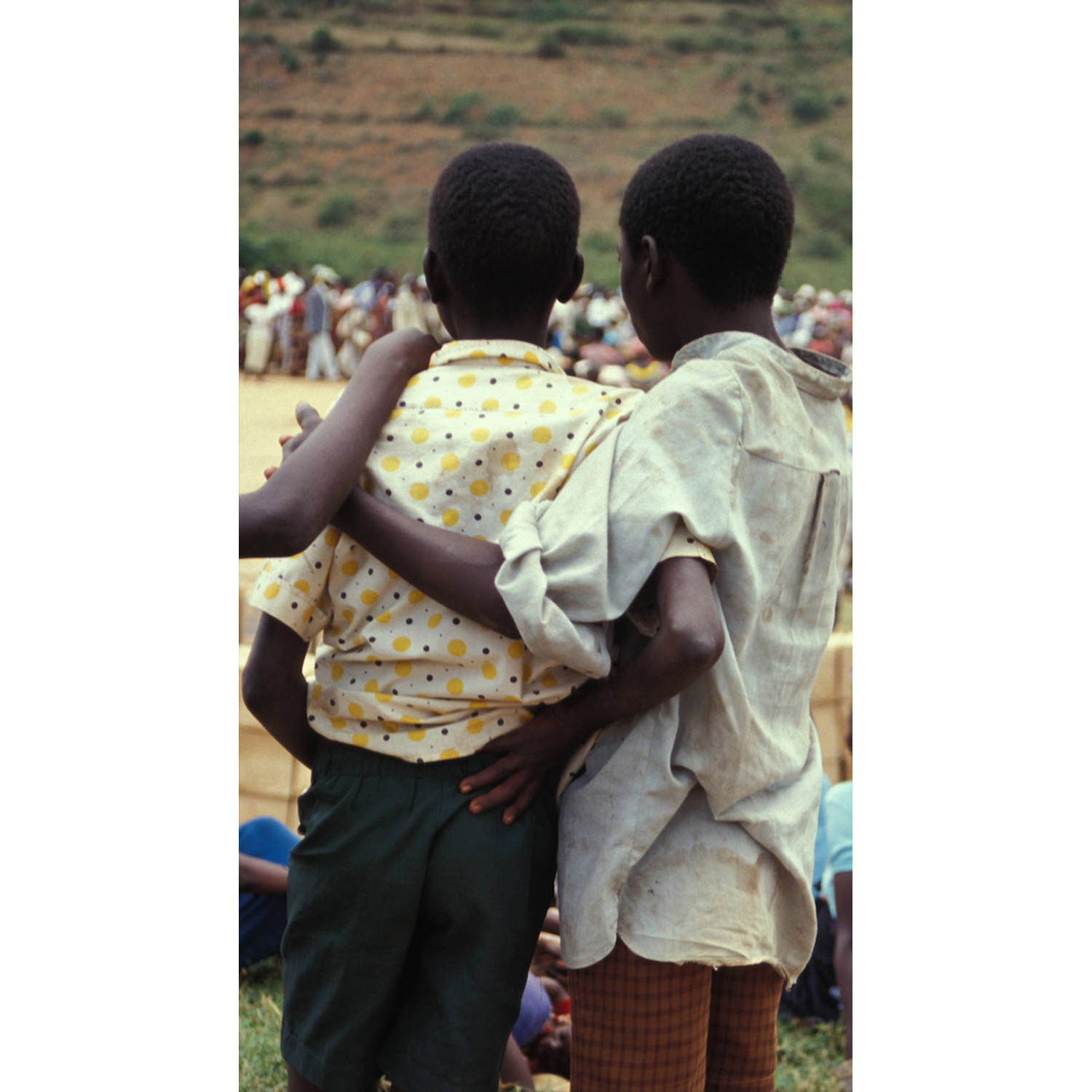 Alfredo Jaar (N&eacute; en 1956, Chili) Embrace, 1995 Alfredo Jaar (N&eacute; en 1956, Chili) Embrace, 1995 Vid&eacute;o, 60 secondes Edition 1/6 + 3 E.A.  Provenance: Goodman Gallery, Afrique du Sud Collection particuli&egrave;re, France