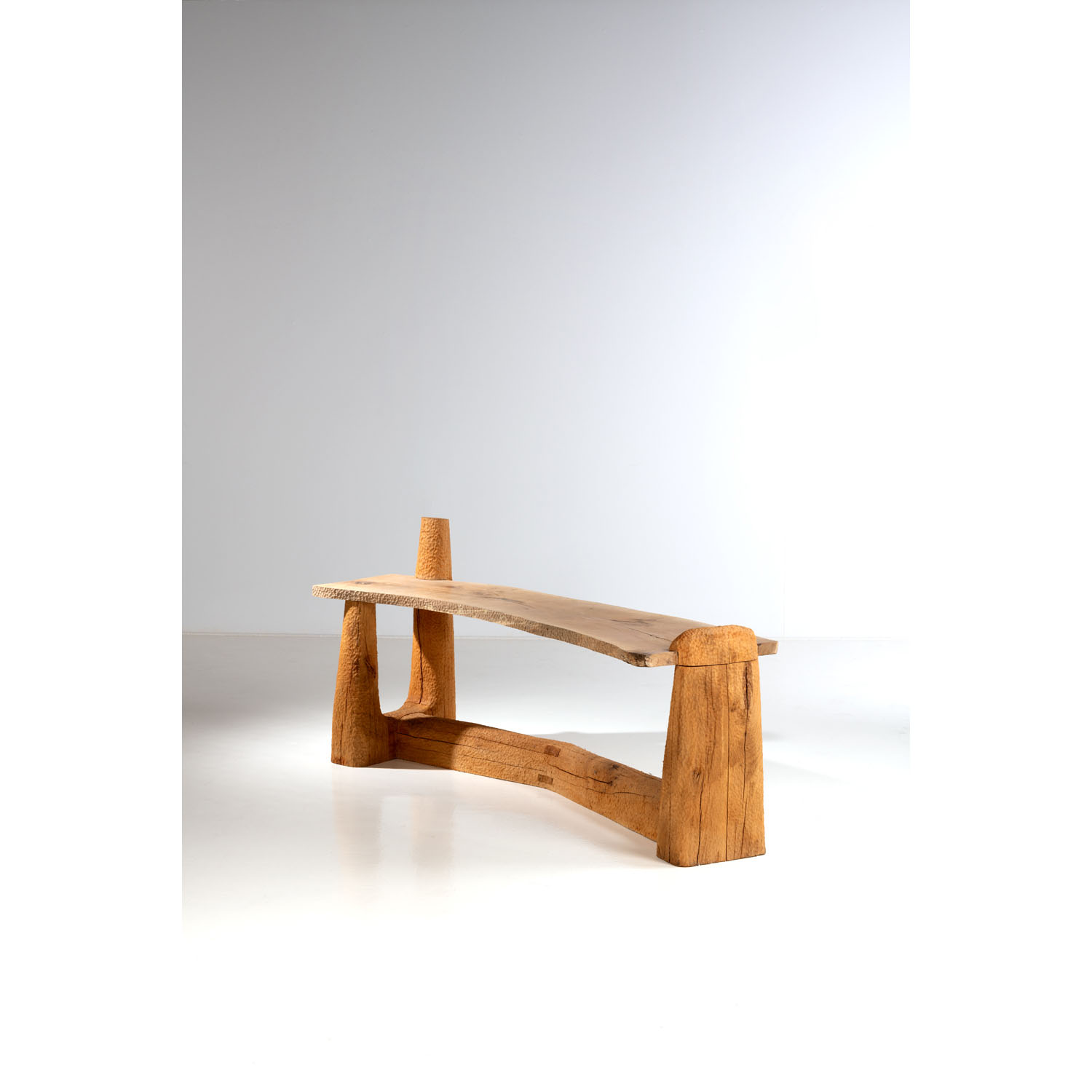 Pavel Novak (XX) Bureau-console Estimation : 4000 / 6000 &euro; Pavel Novak (XX)  Bureau-console  Ch&ecirc;ne goug&eacute; et bouleau  Date de cr&eacute;ation : vers 1980  H 74 &times; L 222 &times; P 60 cm