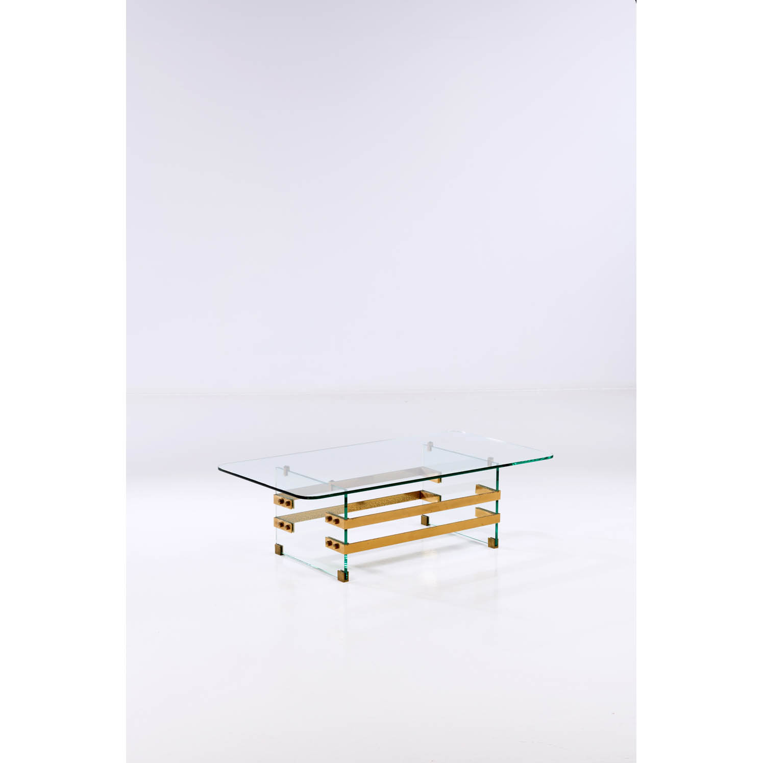Max Ingrand (1908-1969) Table basse Estimation : 5000 / 7000 € Max Ingrand (1908-1969)  Table basse  Laiton, métal et verre  Edition Fontana Arte  Marquée "FX" sur la structure  Date de création: années 1950  H 39 ×L 130 × P 70 cm