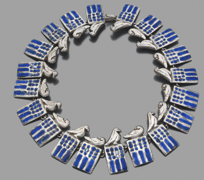 Line VAUTRIN (1913-1977)  Ann&eacute;es 1940-1945. Collier "Rams&egrave;s" en bronze argent&eacute; et &eacute;mail bleu (quelques manques). Non sign&eacute;e. Longueur : 39 cm  Estimation : 3 000 / 5 000 euros