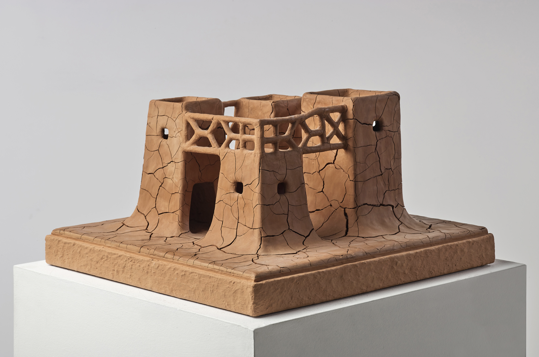 Aboudramane Doumbouya (né en 1961, Côte d'Ivoire) Tantine, 1993 Carton, bois, argile, paille, gouache 52 x 52 x 30 cm Expositions : Bagnols-les-Bains, Le Vallon du Villaret, Voyage en Afrique, 1995 Berlin, Galerie Peter Herrmann, Chéri Samba, 2003 Paris, Galerie Jean-Marc Patras, 2007 Berlin, Galerie Peter Herrmann, Aboudramane Solo, 2011 Paris, Galerie Athena & Antichambre, Entre Deux Terres, 2019 Paris, La Galerie Africaine, Interception, 2020