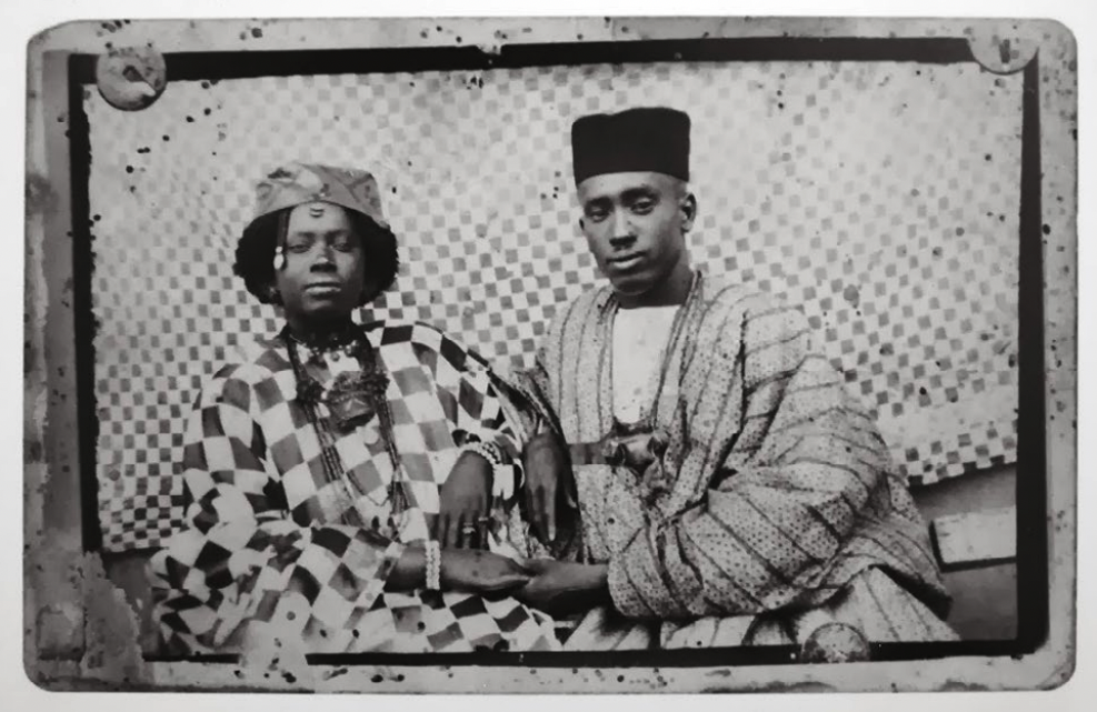 © Meïssa Gaye (1892-1982), Boubacar Dieng et Astou M'Bodj, petite fille de la reine du Waalo. Saint-Louis du Sénégal. Collection Selé Gaye 