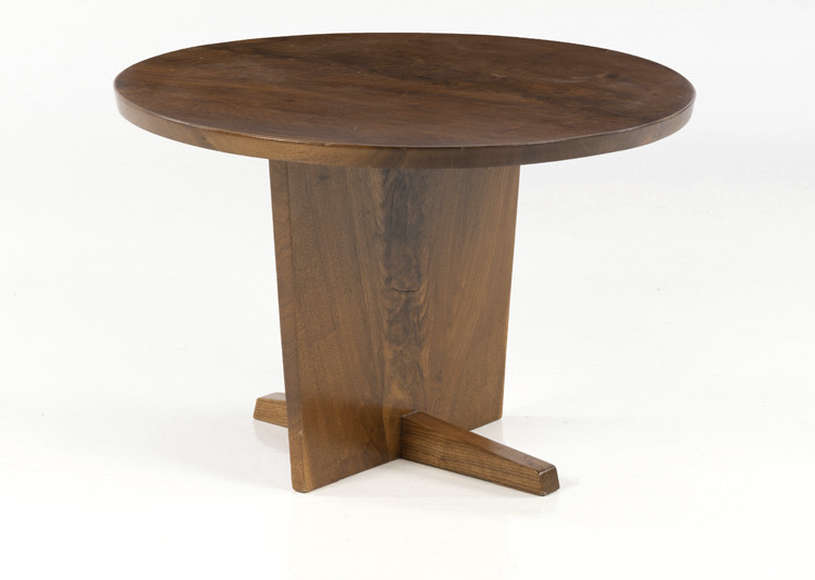 Estimation : 12000 / 18000 € George Nakashima (1905-1990) Minguren I - Unique piece Coffee table Walnut Bears the name of the special order and engraved 'III' beneath the tabletop Creation date: 1967 H 56 × Ø 84 cm