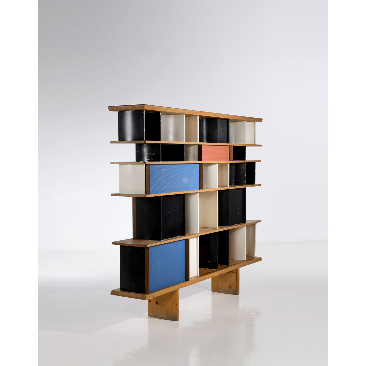 Charlotte Perriand (1903-1999) Bibliothèque dite "Mexique" Estimate: 80000 / 120000 € Result: 149500 €