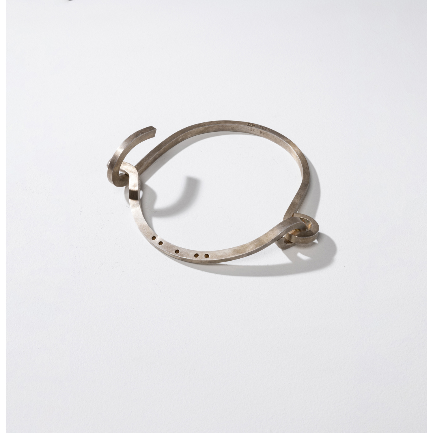 Louise Bourgeois (1911-2010) Choker, 1940/1999-2003 Silver necklace in its roiginal box Monogrammed and numbered on the reverse: 'LB 31/39' Limited edition of 39 by the Chus Burés studio 20 x 20 x 7 cm (box) Provenance: - Purchased from Studio Chus Burés by the current owner -A.M. collection, Paris Bibliography: D. Wye, 'Louise Bourgeois: The Complete Prints and Books (online)' Catalogue Raisonné, MOMA, similar work illustrated under no.543