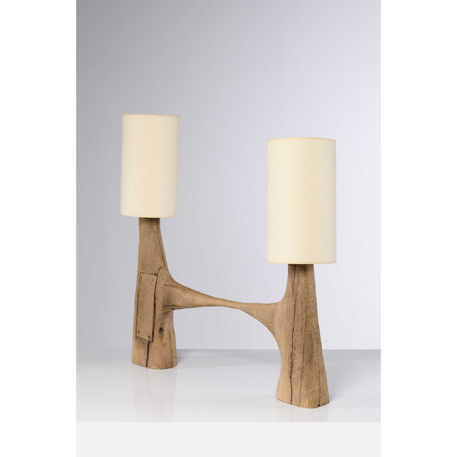 Pavel Novak (XX) Lampe de table Estimation : 1500 / 2000 &euro; Pavel Novak (XX)  Lampe de table  Ch&ecirc;ne goug&eacute;  Date de cr&eacute;ation : vers 1980  H 95&times;L 90&times;P 30 cm  Base : H 55&times;L 58&times;P 13 cm  Abat-jour : H 35 &times; &Oslash; 20 cm