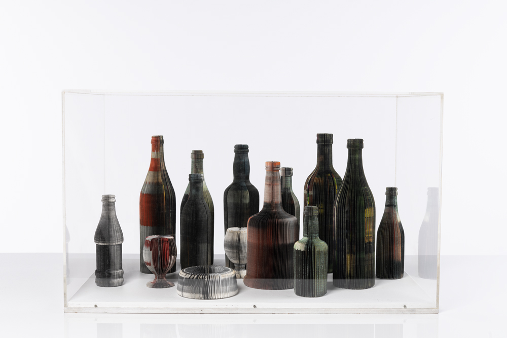  Pavlos (Pavlos Dionyssopoulos, dit) (1930-2019) Nature morte aux bouteilles et verres, 1972 Papiers massicotés contrecollés sur un panneau de bois peint dans un emboîtage en Plexiglas Signé en bas à droite sur le socle 44,5×75×50cm Provenance : Atelier de l'artiste Exposition : Paris, Galerie A. Iolas, Natures mortes, avril 1973, reproduit au catalogue en couleur sous le n°3 Un certificat d'authenticité des ayants droit de l'artiste sera remis à l'acquéreur. 15000/25000€