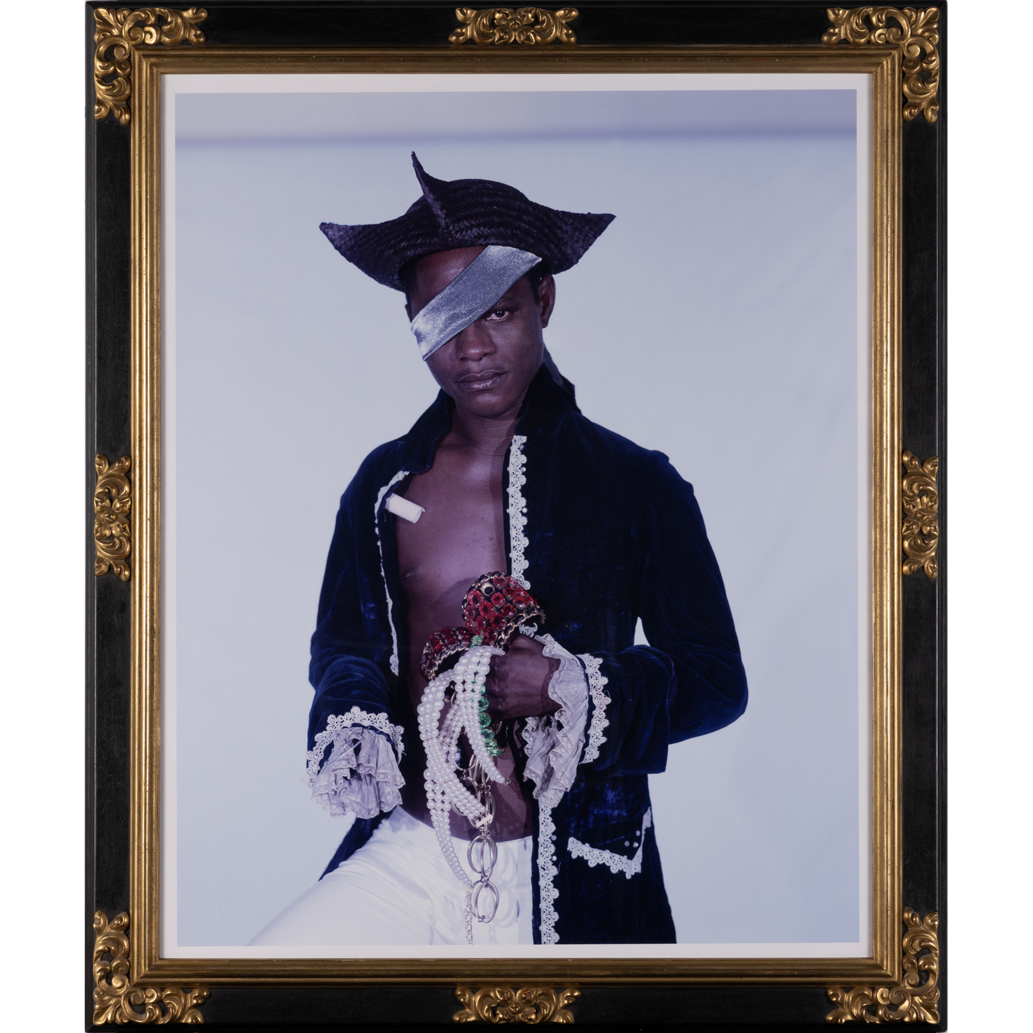 Samuel Fosso (N&eacute; en 1962, Cameroun) Le pirate (S&eacute;rie Tati), 1997 Tirage chromogenic, 2004 Edition 4/8 100 x 100 cm