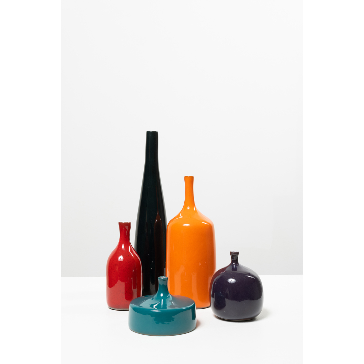 Ensemble de cinq soliflores C&eacute;ramique &eacute;maill&eacute;e Signature incis&eacute;e 'Ruelland' sous chaque pi&egrave;ce Mod&egrave;les cr&eacute;&eacute;s vers 1960 Le plus grand: H 31 &times;&Oslash; 6,5cm Le plus petit: H 9&times;&Oslash; 10,5cm Bibliographie : Les Ruelland, c&eacute;ramistes, J-J. et B. Wattel, &Eacute;ditions Louvre Victoire, 2014, pi&egrave;ces de formes similaires pp. 91, 95, 101, 102, 113, 1147, 153-155