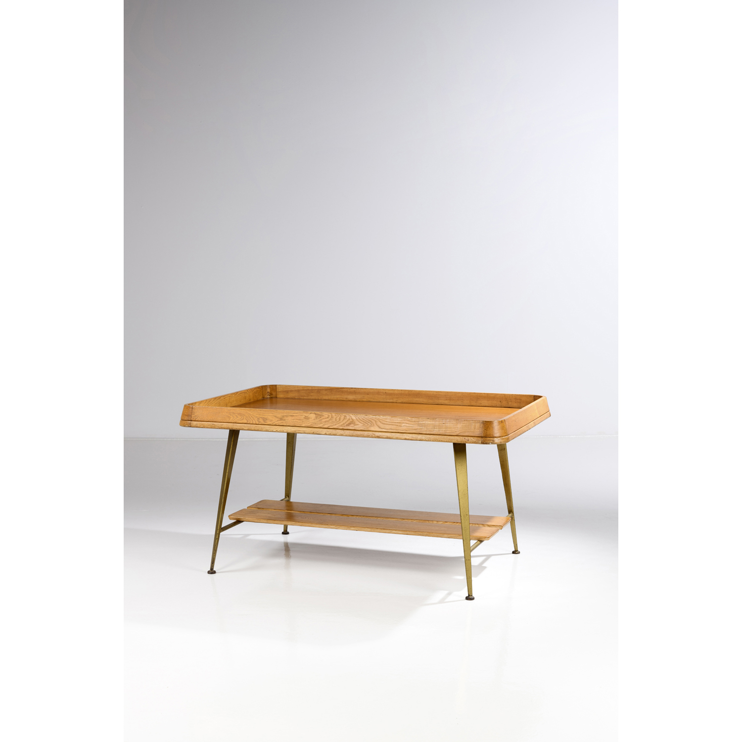  Jean Prouvé (1901-1984) Table, 'Cristallerie' Estimation : 10000 / 15000 € Jean Prouvé (1901-1984) Table, 'Cristallerie' Oak wood and bent lacquered steel sheet Manufactured by the Ateliers Jean Prouvé Creation date: circa 1945 H 80 × L 160 × P 100cm Model created for the exhibition spaces of the Cristallerie Daum in Nancy. The protruding sides were meant to keep objects from rolling and falling.