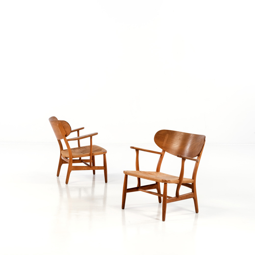 Lot 62 - Hans J. Wegner (1914-2007) CH 22, paire de fauteuils