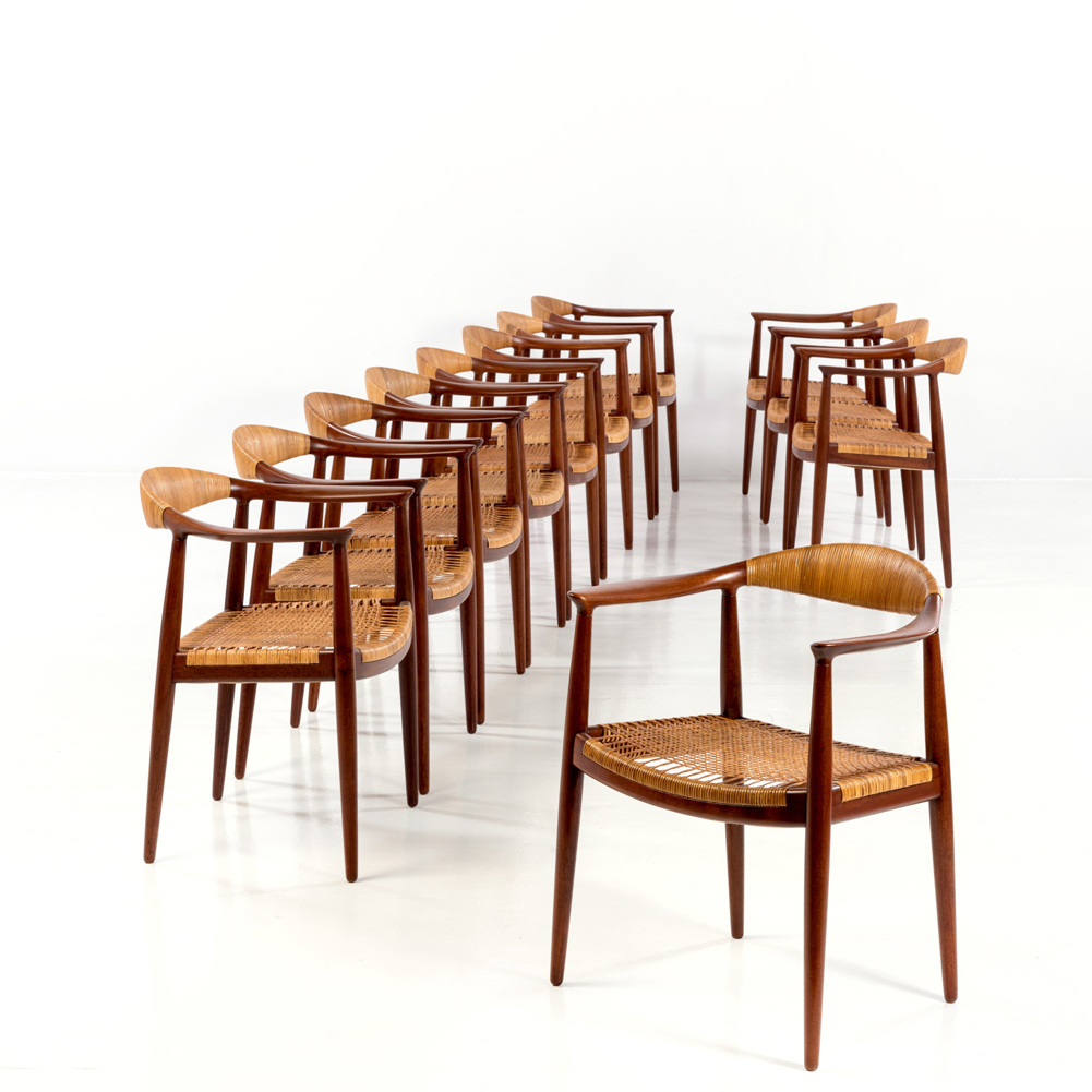 Lot 134 - Hans J.Wegner (1914-2007) Ensemble de douze chaises