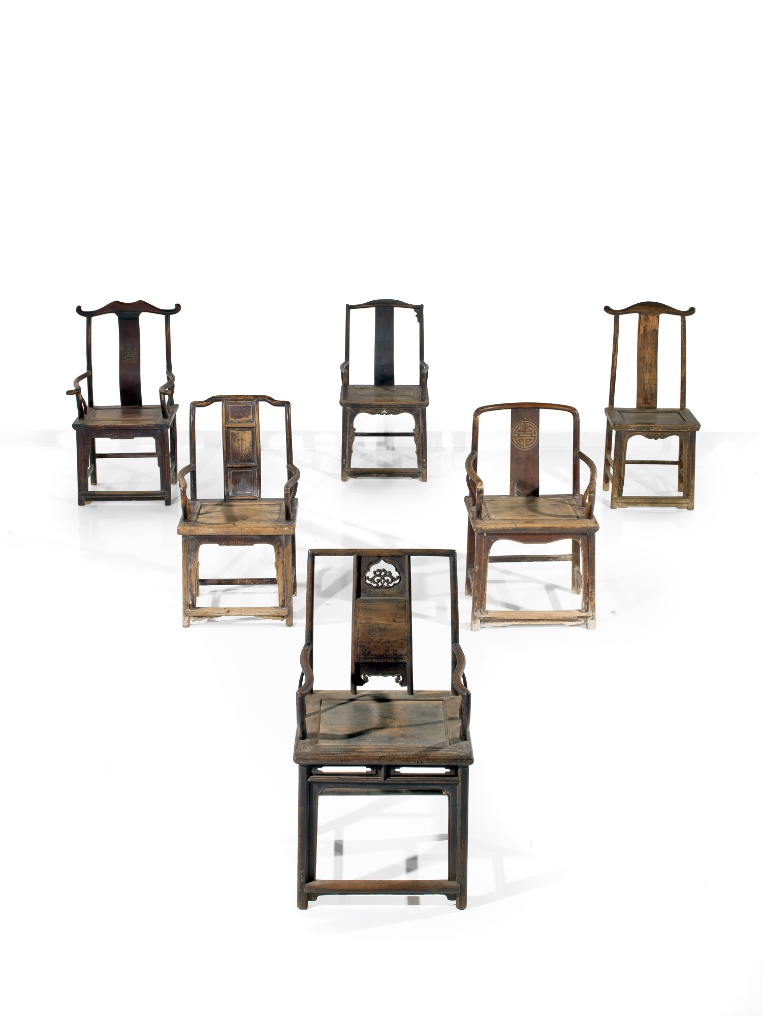 Lot 125, 126 et 127 - Ai Wei Wei (n&eacute; en 1957) - Fairytale-1001 chairs, 2007 Ensemble de six chaises des dynasties Qing Sign&eacute;e chacune en pinyin sous l'assise