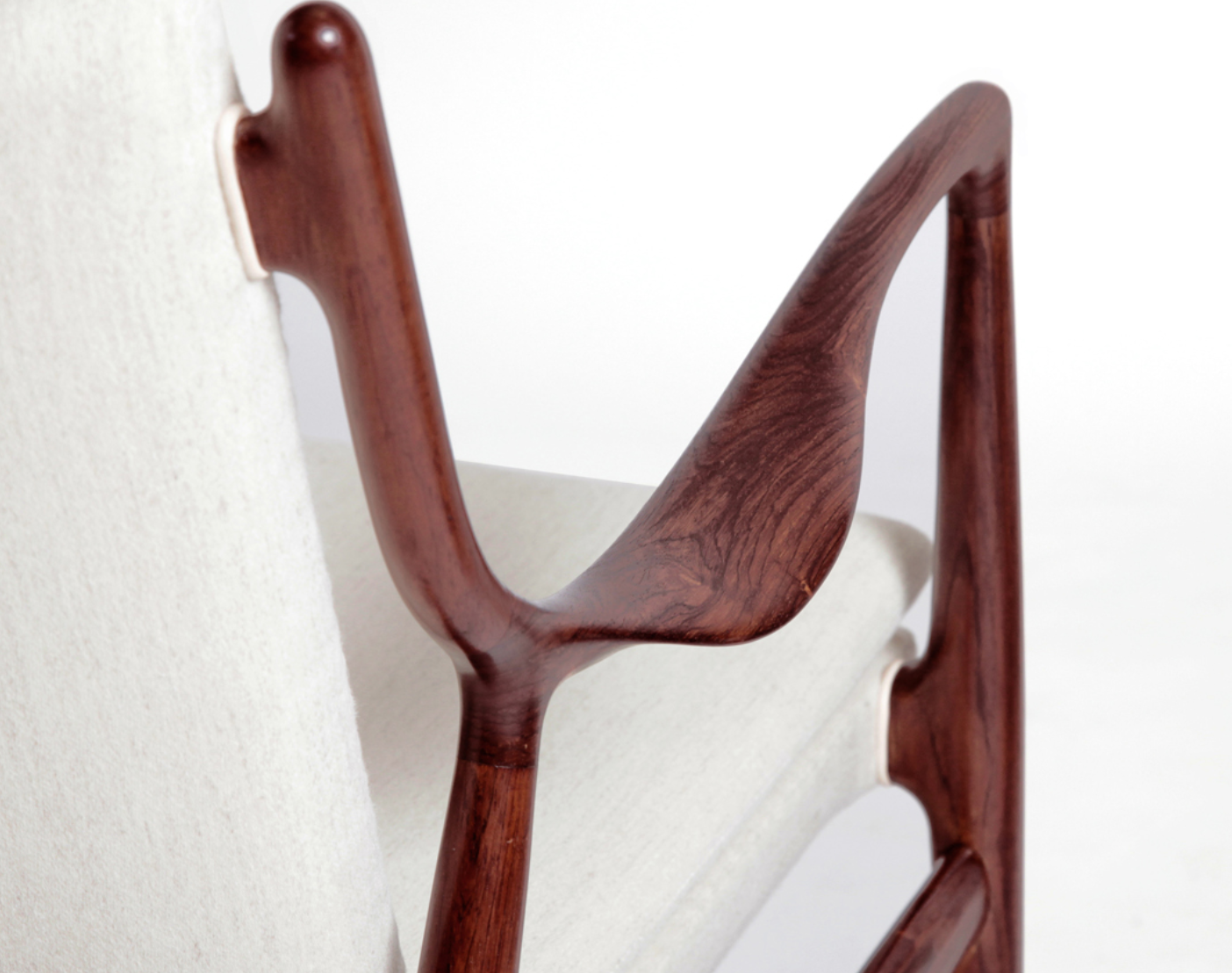 The NV-45 armchairs, an emblematic creation by Finn Juhl | Piasa