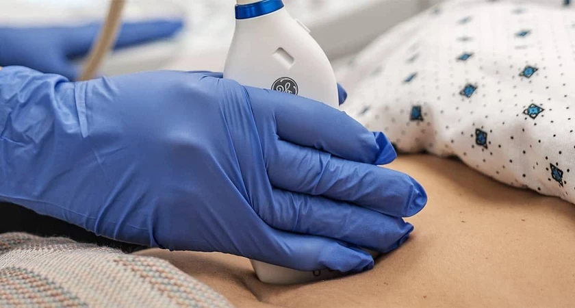 Examen médical avec échographie sur abdomen.