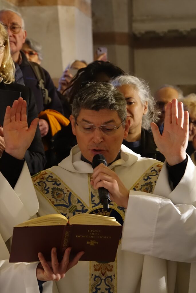 Bénédiction de la Chapelle des sportifs devant les bénévoles