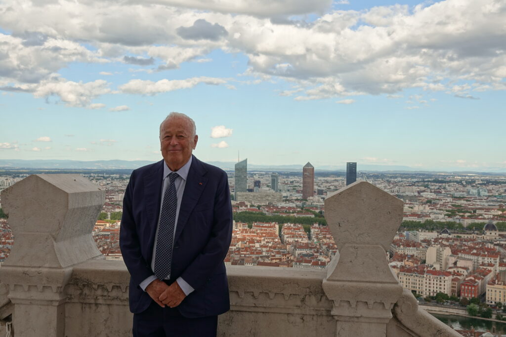 Alain Mérieux, remettant du Vœu des échevins 2026, sur le balcon des bénédictions à la basilique Notre-Dame de Fourvière