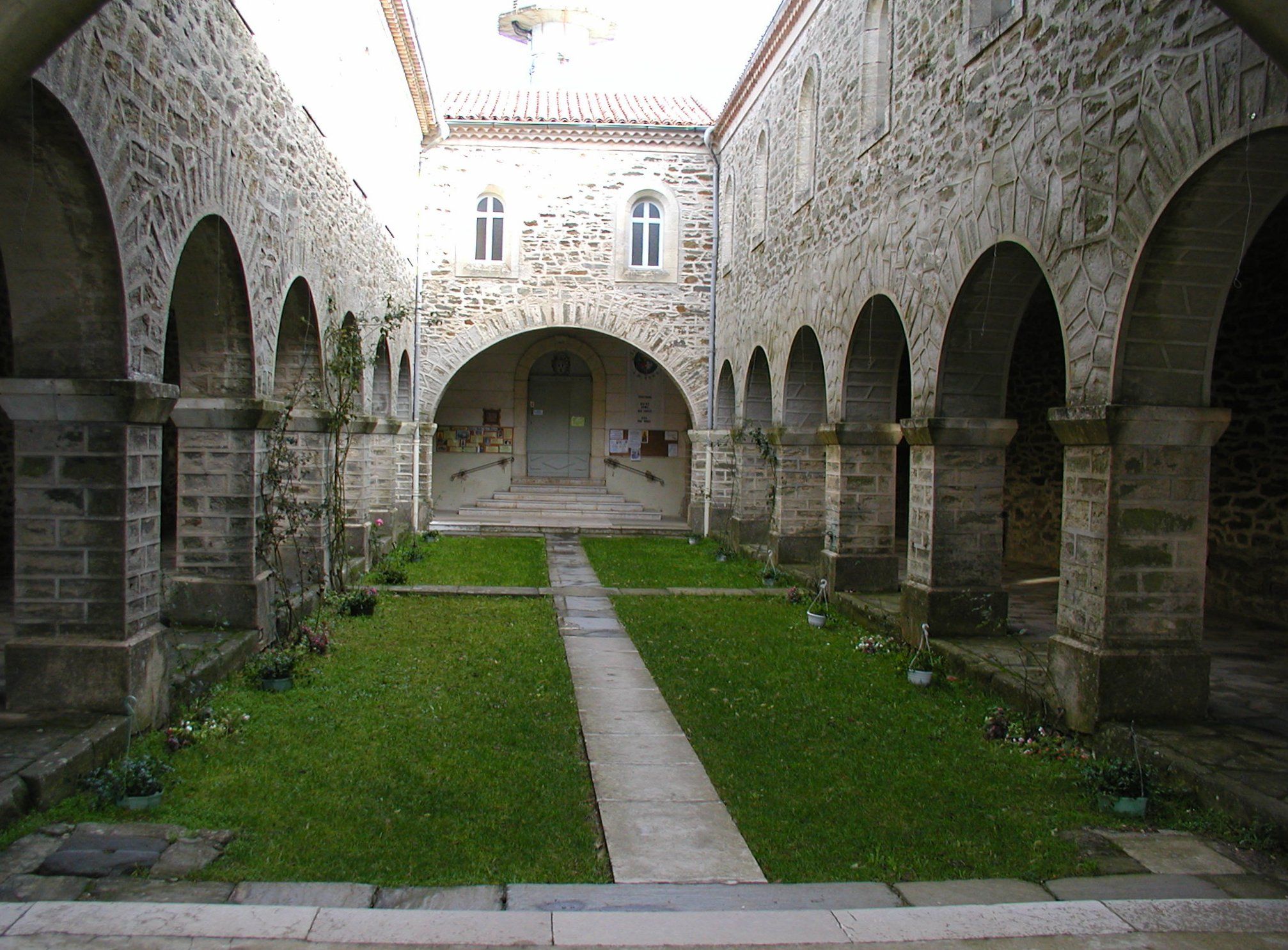 83790  Notre_Dame_des_Anges_-_KreuzgangWIKI ANONYME. 93790 PIGNANS ND DES ANGES .jpg
