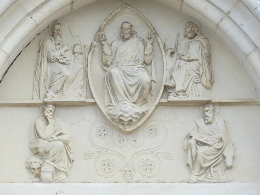 18230/Sainte-Catherine/Jean-Pierre Brunet$$18320-BEFFES-église sainte Catherine-Tympan détail-Jean Pierre Brunet.WEBP