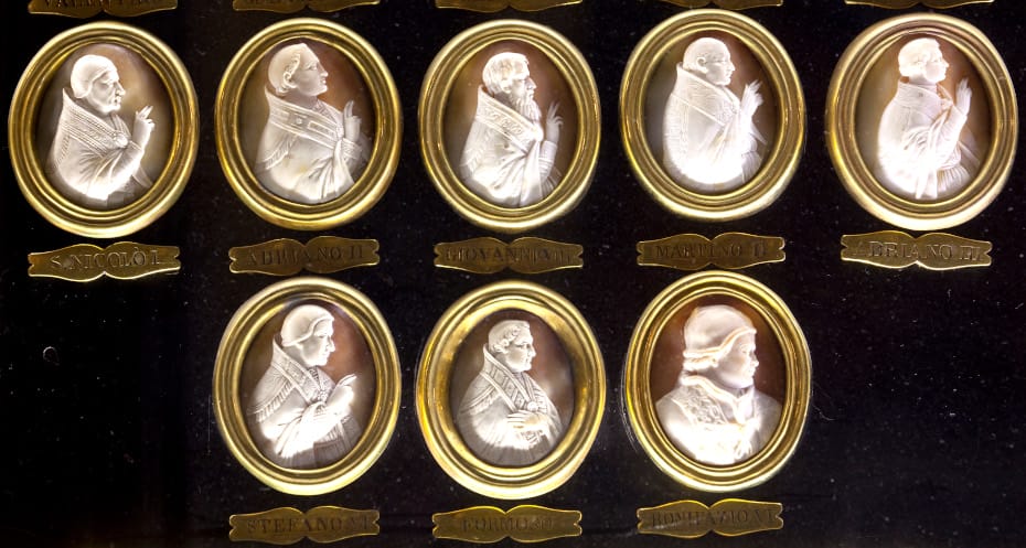 Vue détaillée des camées des papes, des médaillons gravés accompagnés des noms de chaque camée