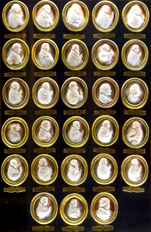 Vue d'ensemnle des camées des papes, mosaïque des médaillons représentant les camées