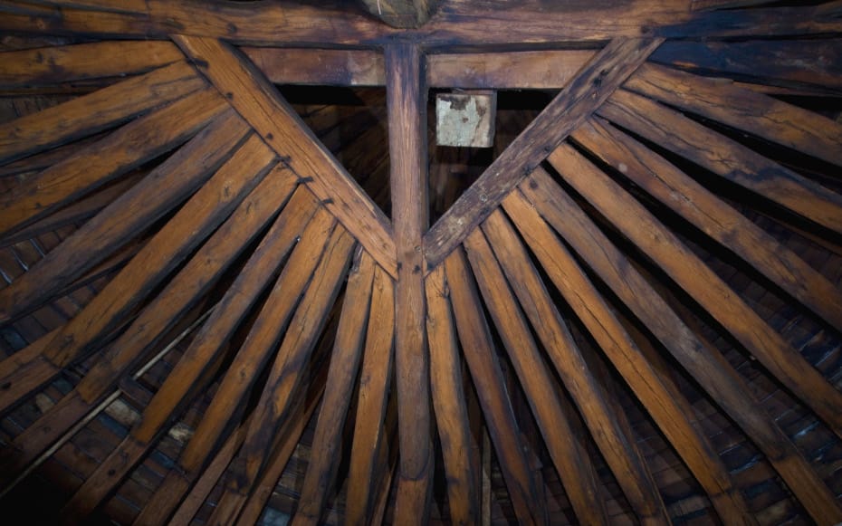Détails de la charpente en bois de la cathédrale Notre-Dame de Paris