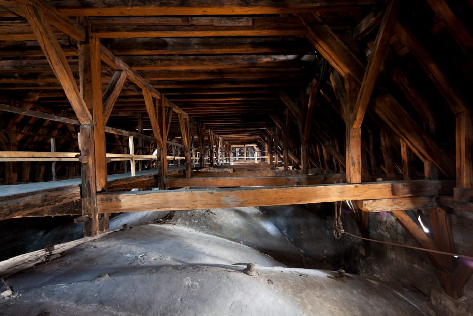 Vue en profondeur de la charpente de la cathédrale Notre-Dame de Paris
