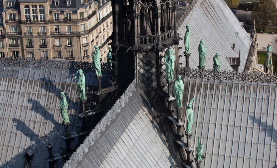 Les statues des douze apôtres au pied de la flèche, sur le toit de la cathédrale