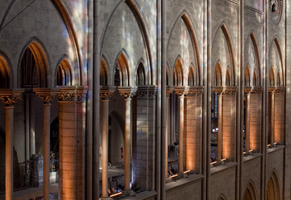 Reflet des couleurs des vitraux sur les galeries intérieures