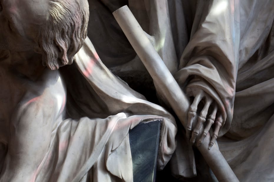 Détails de la sculpture du mausolée du compte d'Harcourt, gros plan sur la main d'un squelette