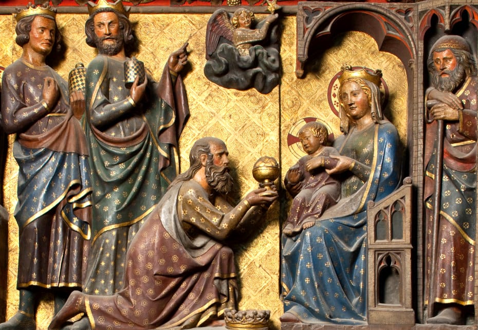 Sur le tour de choeur, un moment de la vie du Christ, l'enfant recevant une offrande assis sur les genoux de la Vierge