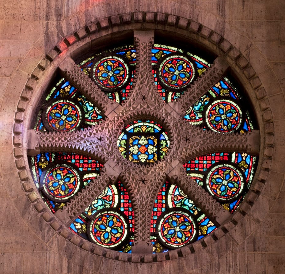 Gros plan sur le vitrail de la rosace