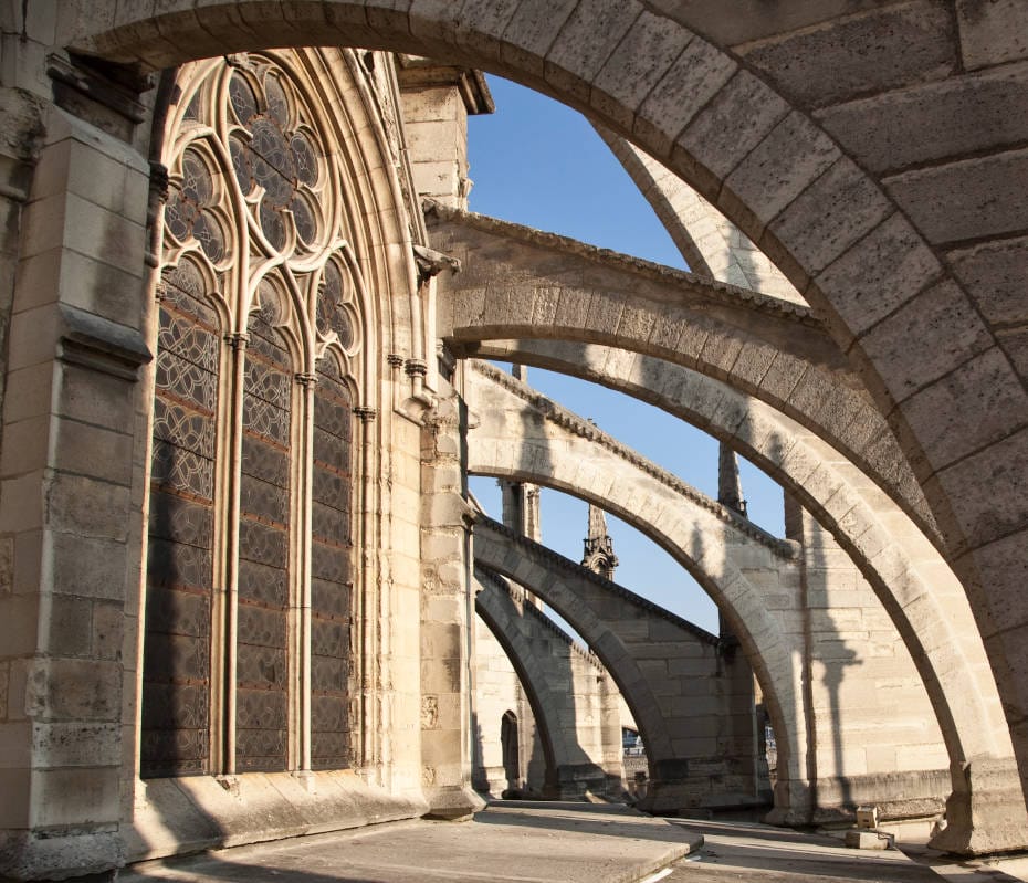 Sous les arcs-boutants de l'extérieur de la cathédrale
