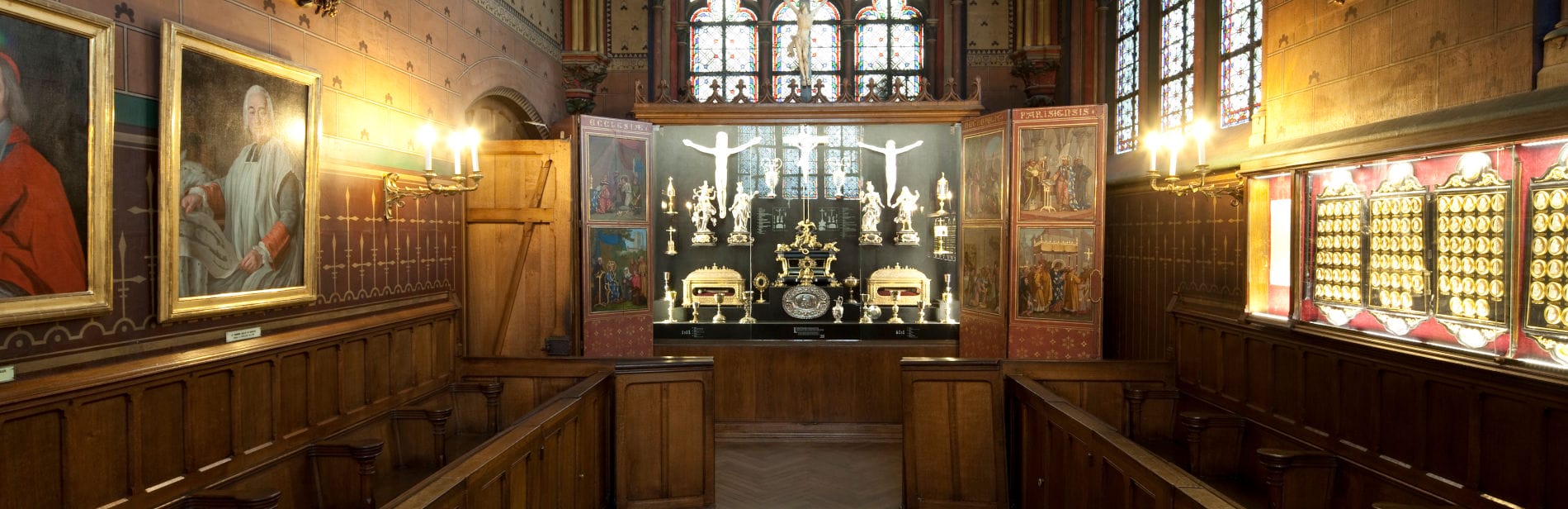 La salle du Trésor, avec tableaux sur les murs et vitrines de reliques au fond