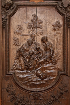 Gros plan d'une gravure sur un panneau des stalles représentant une scène de la vie du Christ