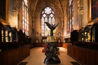 Aperçu de la salle du trésor avec une sculpture en marbre noir au premier plan