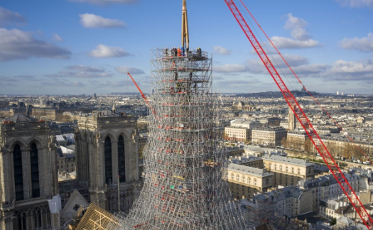 Photo de la flêche de Notre-Dame de Paris en travaux pour la restauration de la Cathédrale