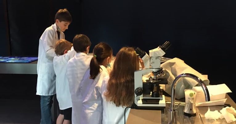 Groupe d'enfants participants à un atelier de sciences biologiques