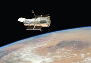 Photographie du télescope Hubble en orbite autour de la Terre