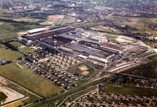 Vue aérienne de l’usine Renault Véhicules Industriels à Vénissieux et de la cité Berliet à Saint-Priest, 1980-1990 Fondation de l’automobile Marius Berliet - Lyon (1980-1990)