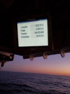 écran de bord indiquant la profondeur de la mer sous le navire