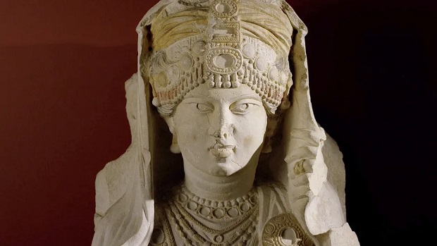 Visage d'une statue antique retrouvée sur le site de Palmyre