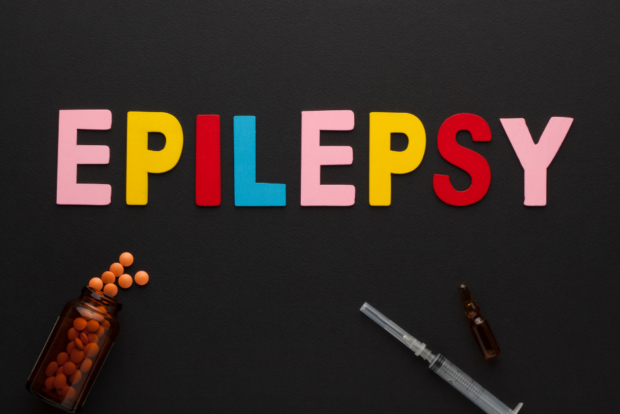 Inscription Epilepsy avec une boite de médicament et une seringue