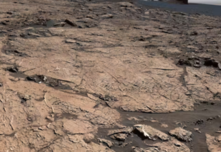 Le Rover Curiosity de la mission Mars Science Laboratory explorant les strates sédimentaires du cratère Gale NASA/JPL-Caltech/MSSS