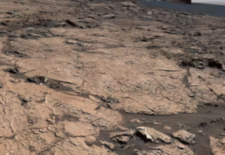 Le Rover Curiosity de la mission Mars Science Laboratory explorant les strates sédimentaires du cratère Gale NASA/JPL-Caltech/MSSS