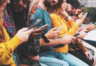 jeunes regardant leurs téléphones portables