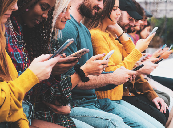 jeunes regardant leurs téléphones portables